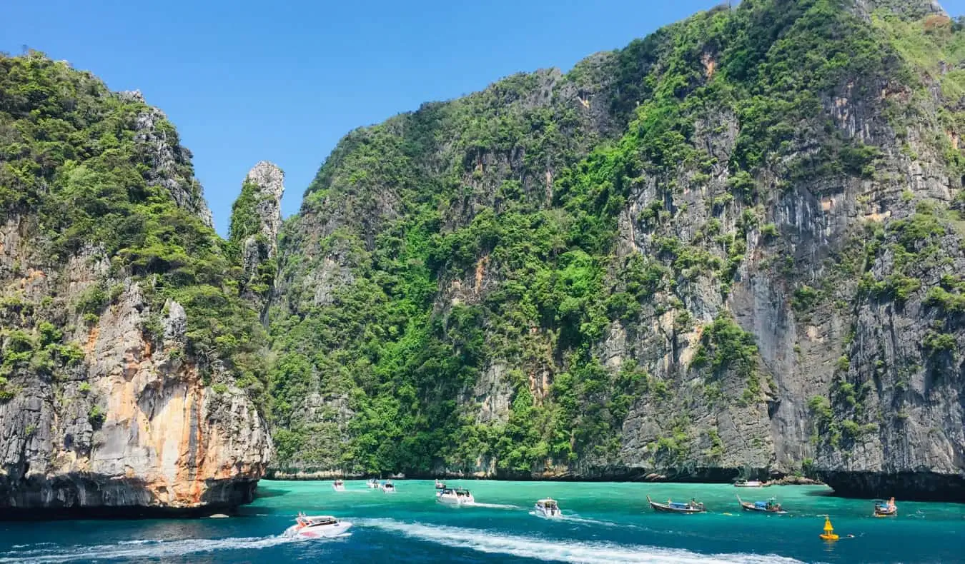 Una baia trafficata e affollata a Ko Phi Phi, Thailandia