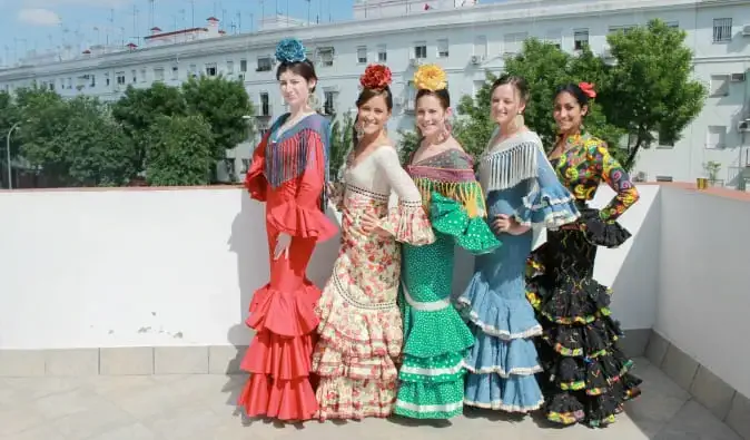 Professora de inglês Cat Gaa e amigos em trajes típicos