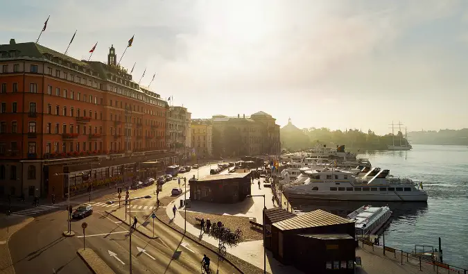 Pemandangan pelabuhan dan tepi laut di Stockholm, Swedia selama musim panas