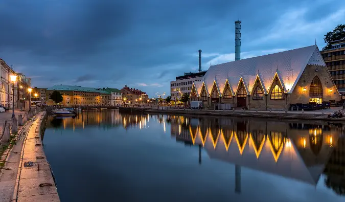 A keskeny csatorna Göteborgban, Svédországban, a Fish Chruch közelében éjjel