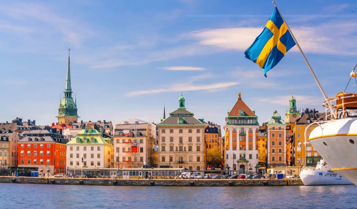 Pemandangan menghadap Stockholm, Swedia pada hari musim panas yang cerah dengan perahu di atas air