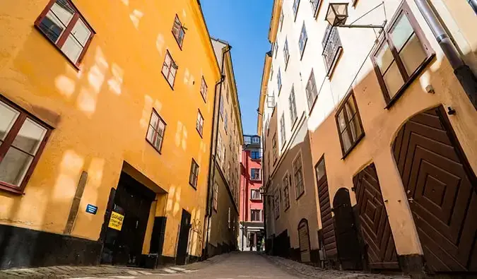 Skaists skats uz Gamla Stan ielām saulainā dienā Stokholmā