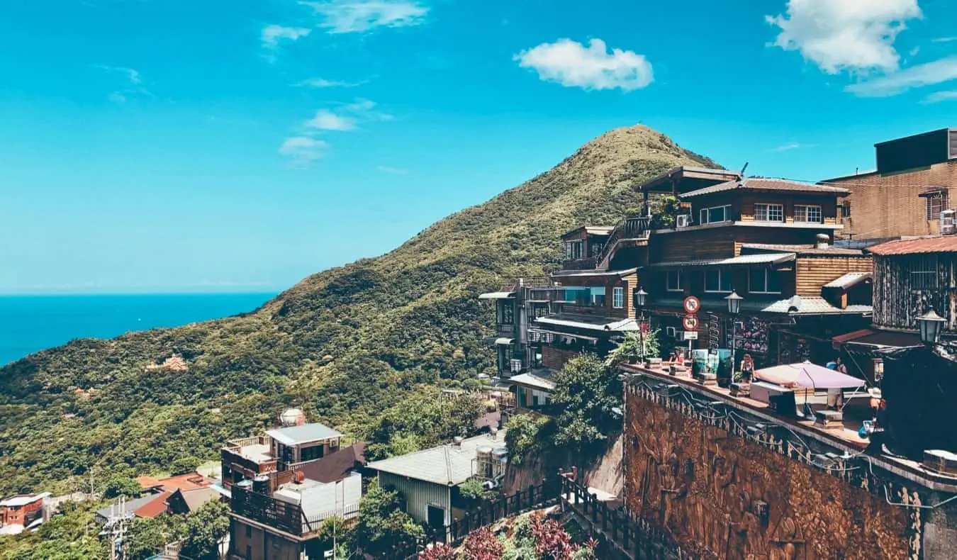 Blick auf die wunderschöne Landschaft der Insel Taiwan an einem sonnigen Tag