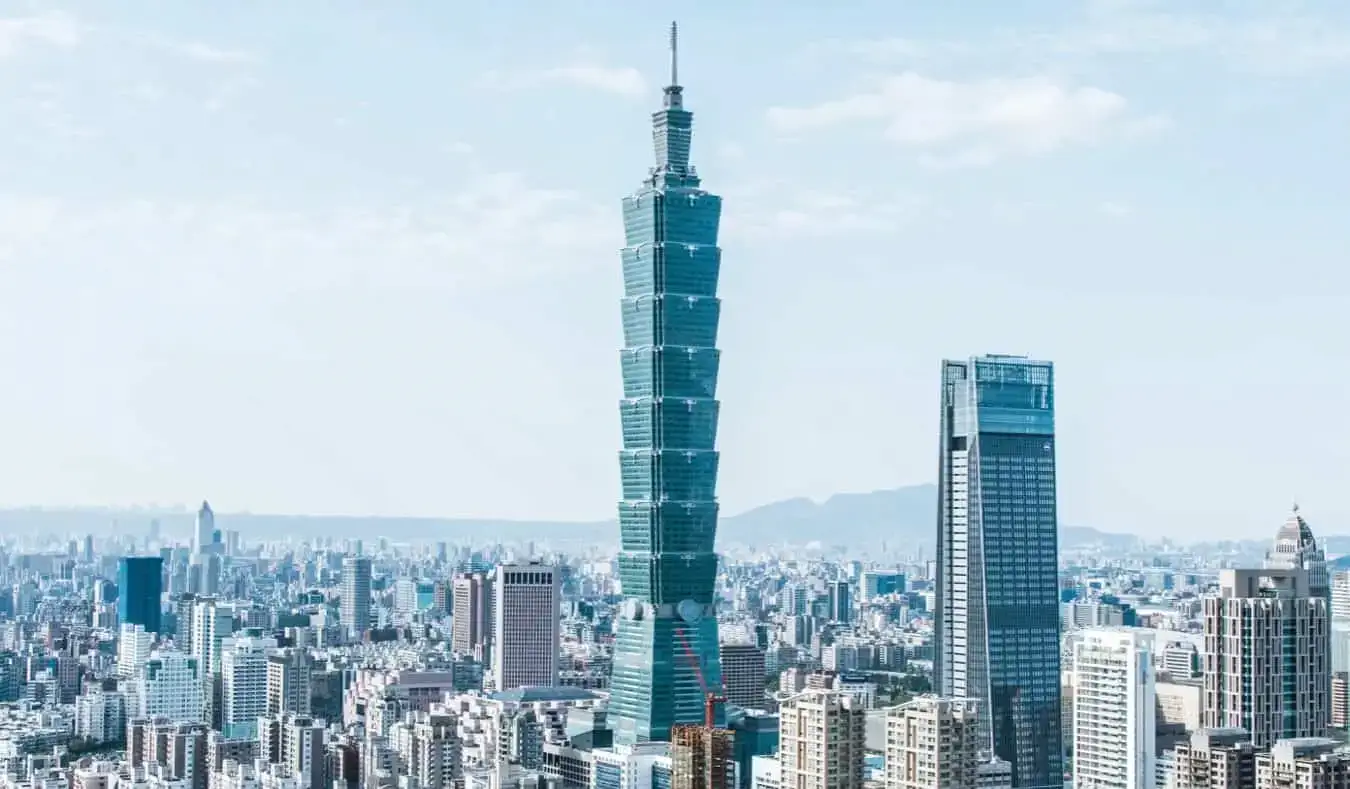 De torenhoge skyline van Taipei, met Taipei 101 in Taiwan