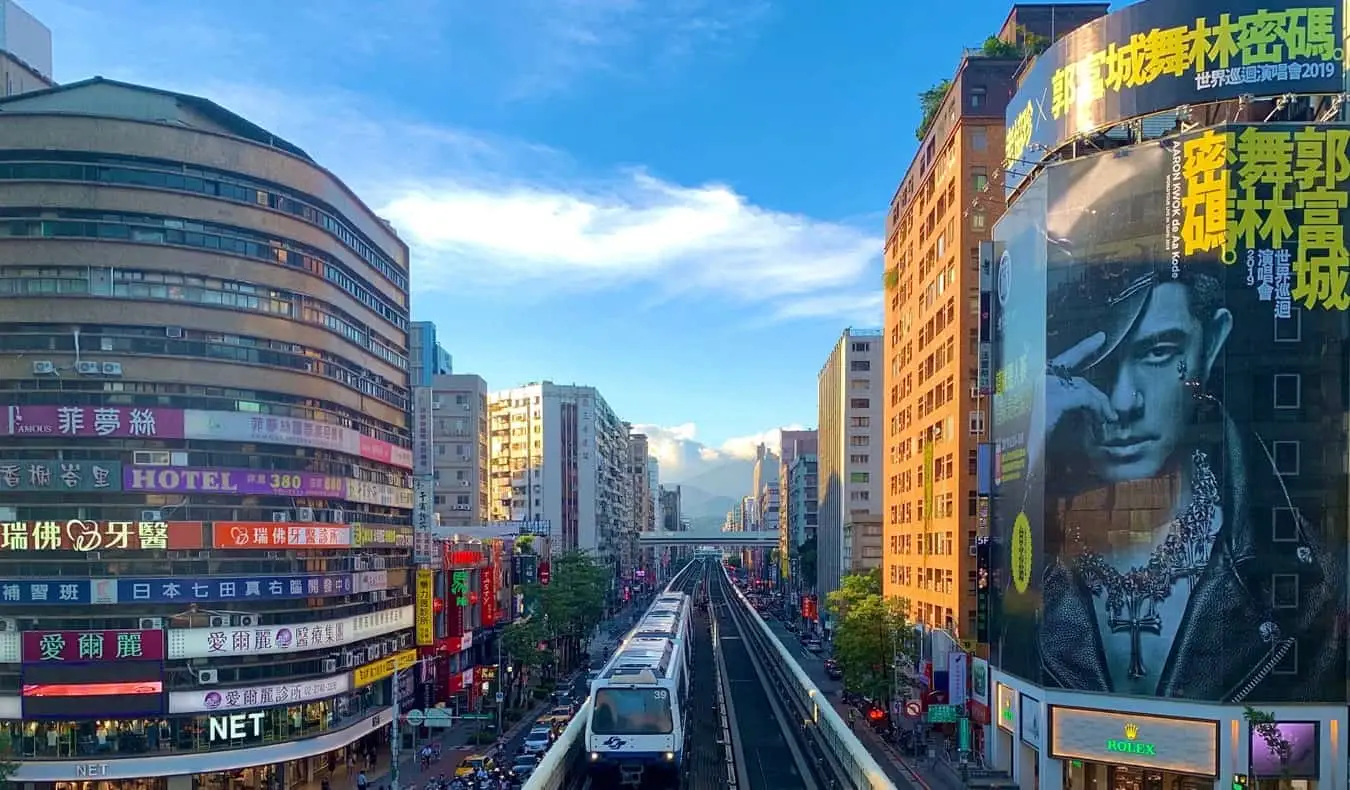 Güneşli, sıcak bir günde Taipei, Tayvan'ın yoğun şehir merkezi ve yüksek binaları