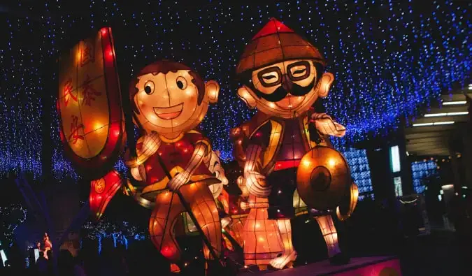 Een praalwagen van twee grote figuren op het Taipei Lantern Festival