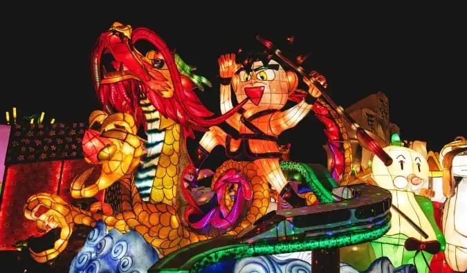 Un hombre montado en un dragón en el Festival de los Faroles de Taipei