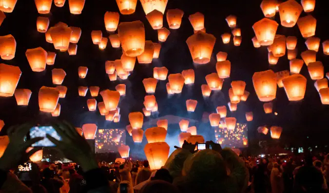 Stovky lampiónov plávajúcich na Tchaj-pejskom festivale lampiónov