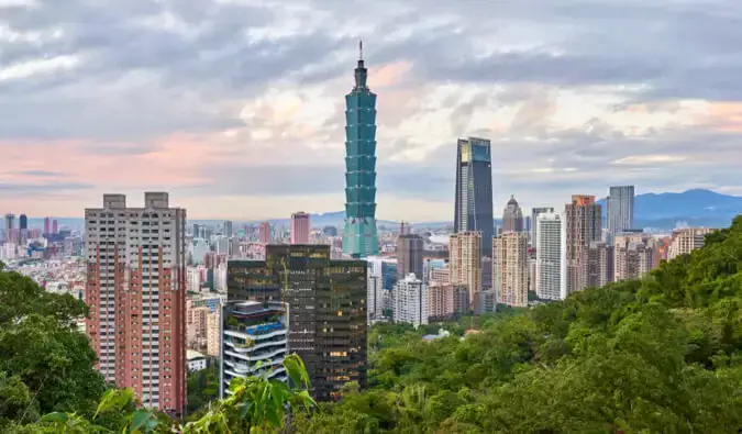 Skyline af Taipei i Taiwan, omgivet af grønne områder