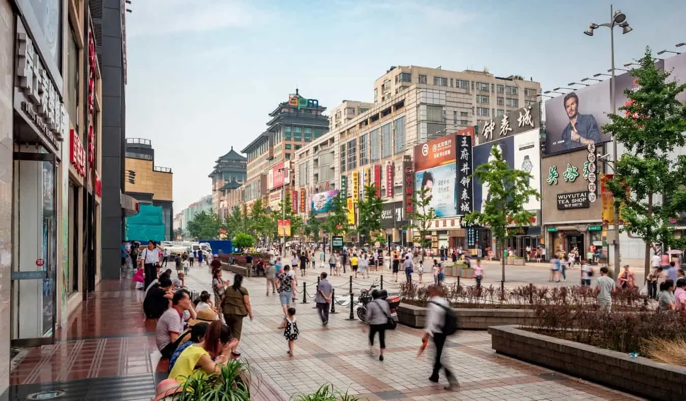 Mga mamimili sa Wangfujing Walking Street, ang pinakakilalang shopping street sa Beijing, China