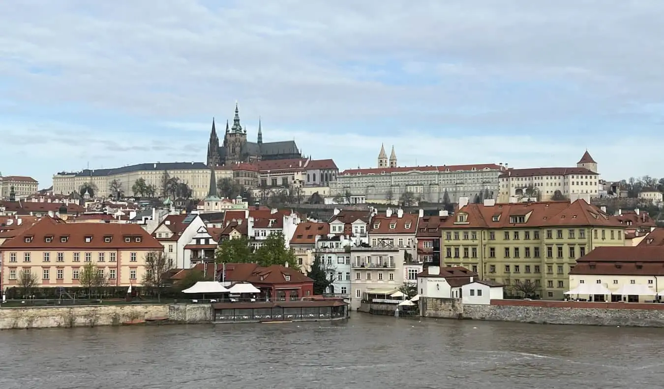 A vista sobre o rio, com vista para a Cidade Velha de Praga, República Checa