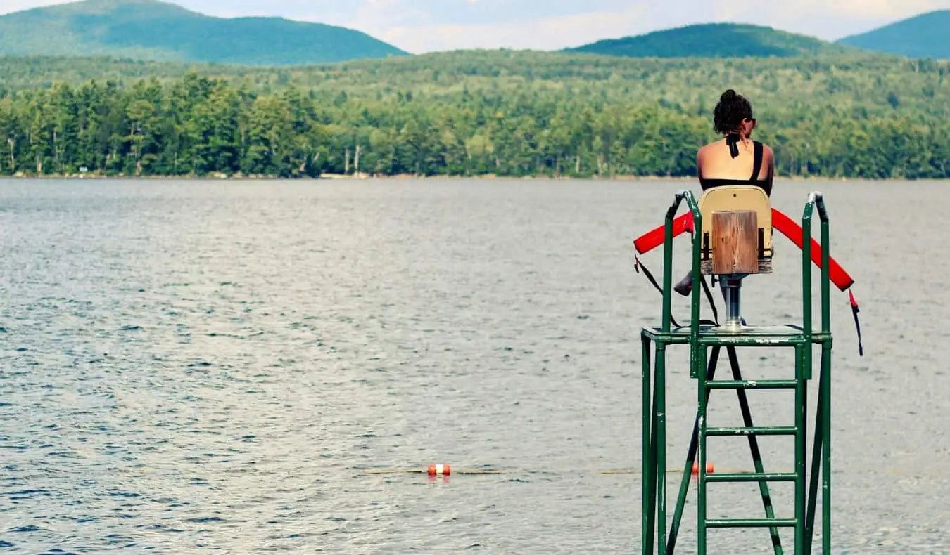 Im Sommer ist ein Rettungsschwimmer an einem kleinen Süßwasserstrand im Einsatz