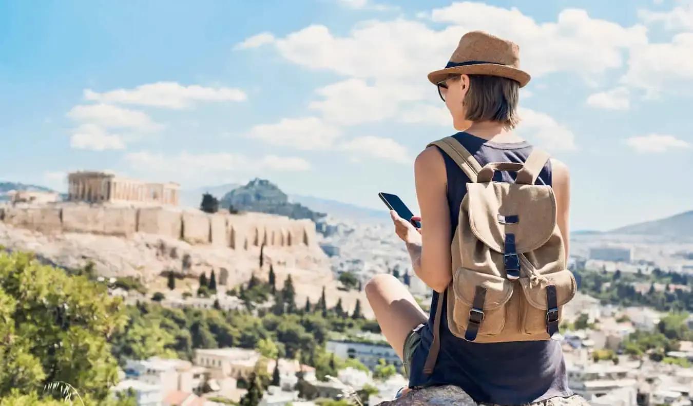 Uma mulher viajando pela Europa com um smartphone