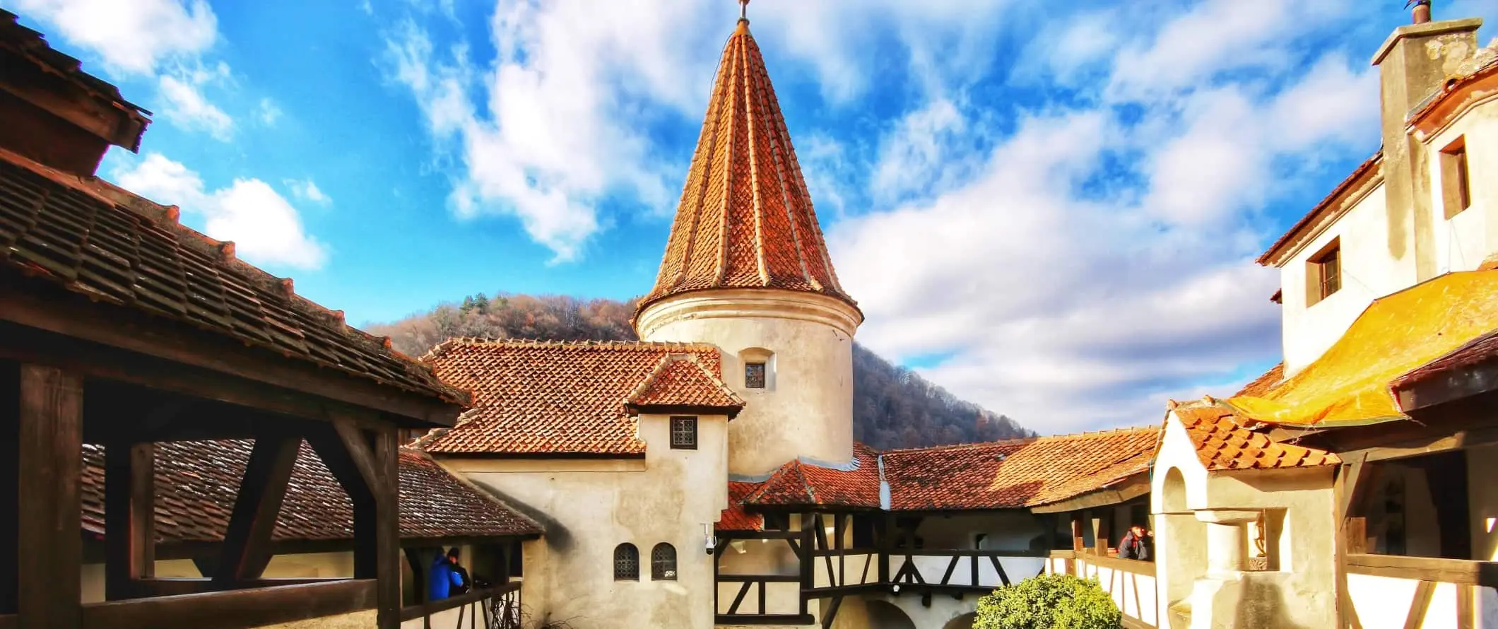 Tårn og tak med rødshingel på Bran Castle i Brasov, Romania.