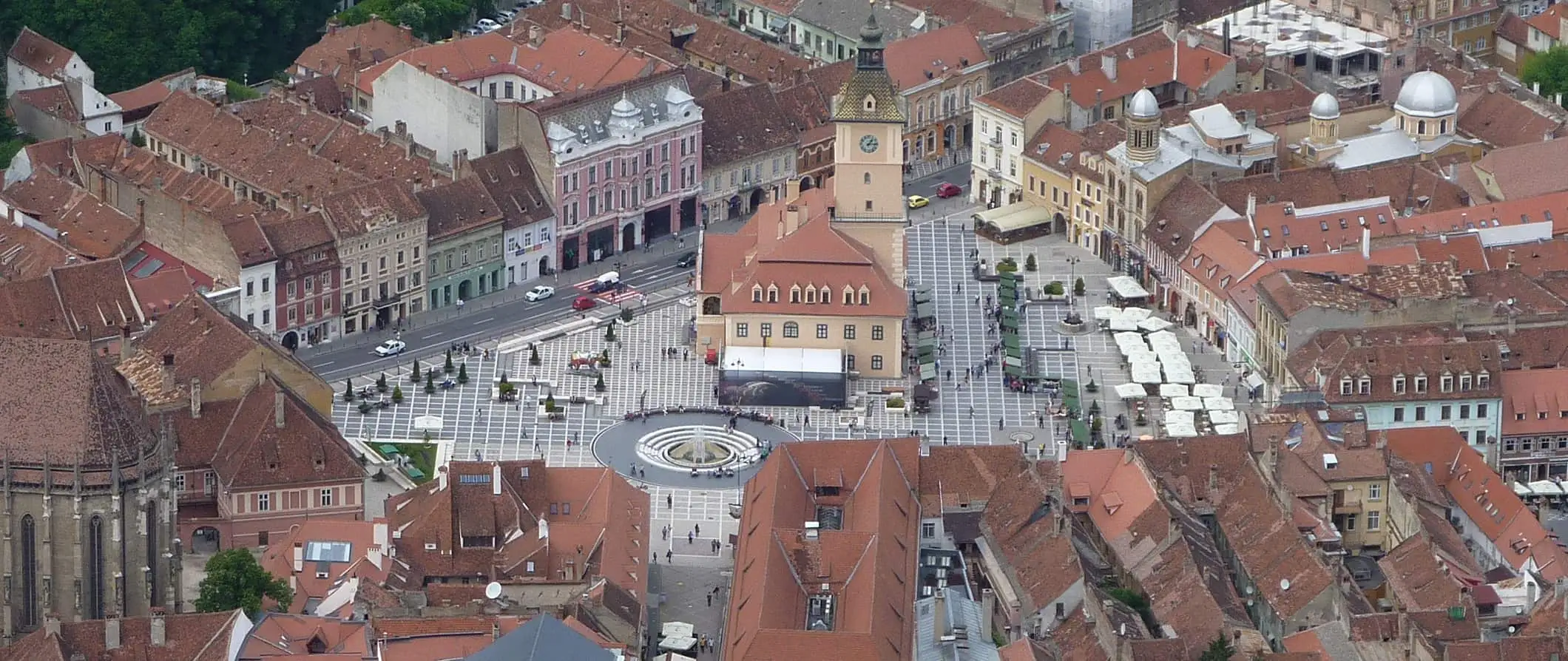 pemandangan udara alun-alun kota di Brasov