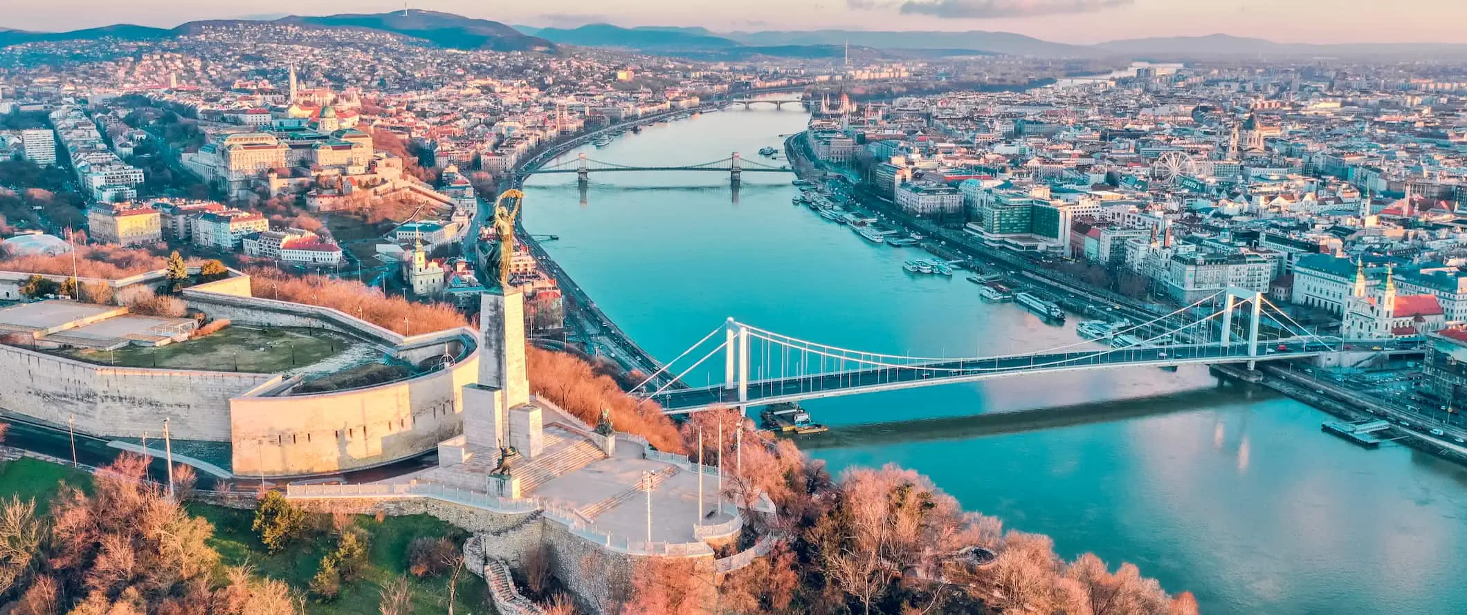 Pemandangan yang menghadap ke Budapest, Hungary dari atas, menampilkan bangunan bersejarah dan Danube yang indah