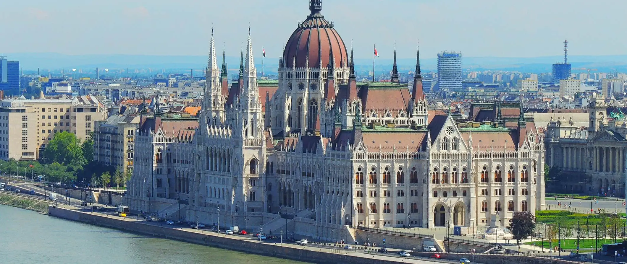 El enorme edificio del Parlamento húngaro junto al río Danubio en Budapest, Hungría