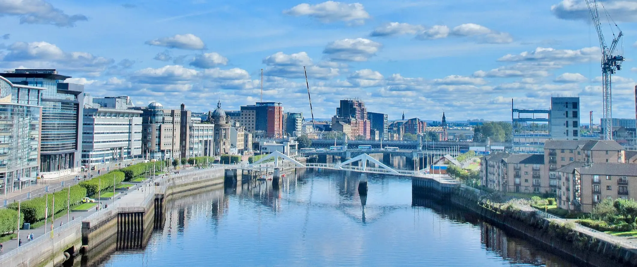 Panoramę Glasgow w Szkocji podzieloną rzeką