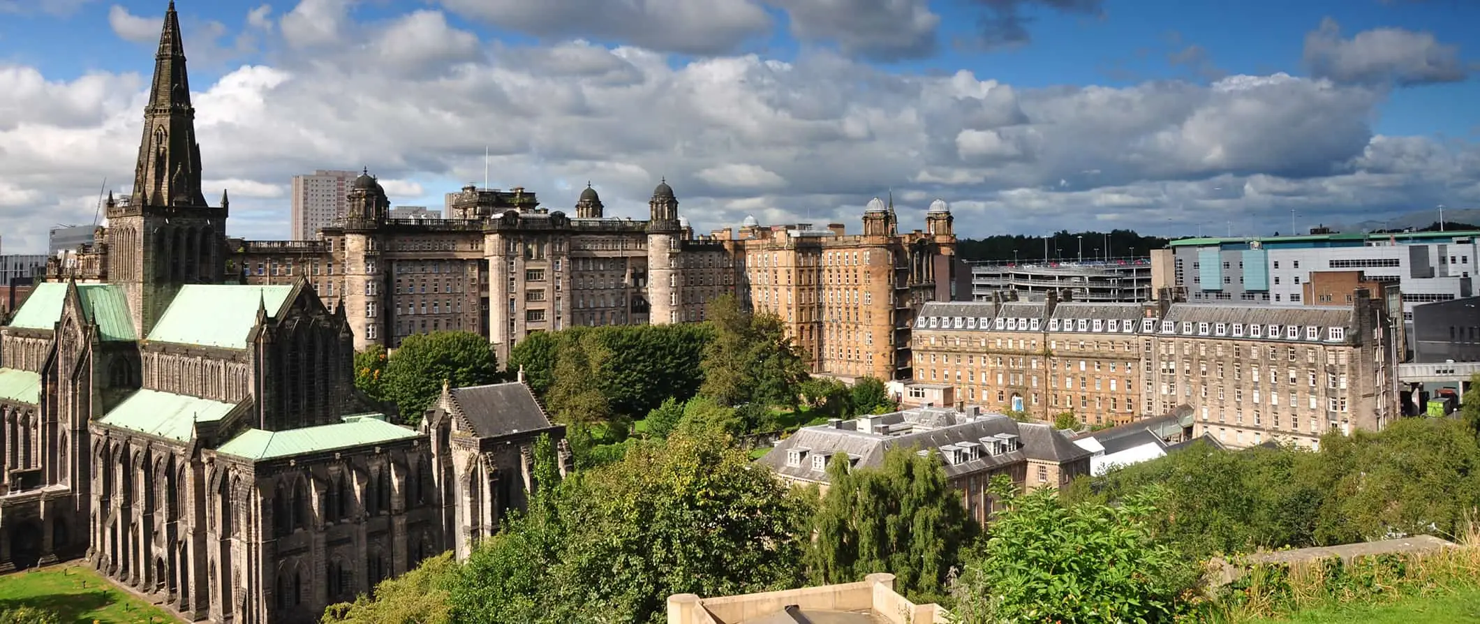 Historiska byggnader fyller upp silhuetten i Glasgow, Skottland en solig sommardag