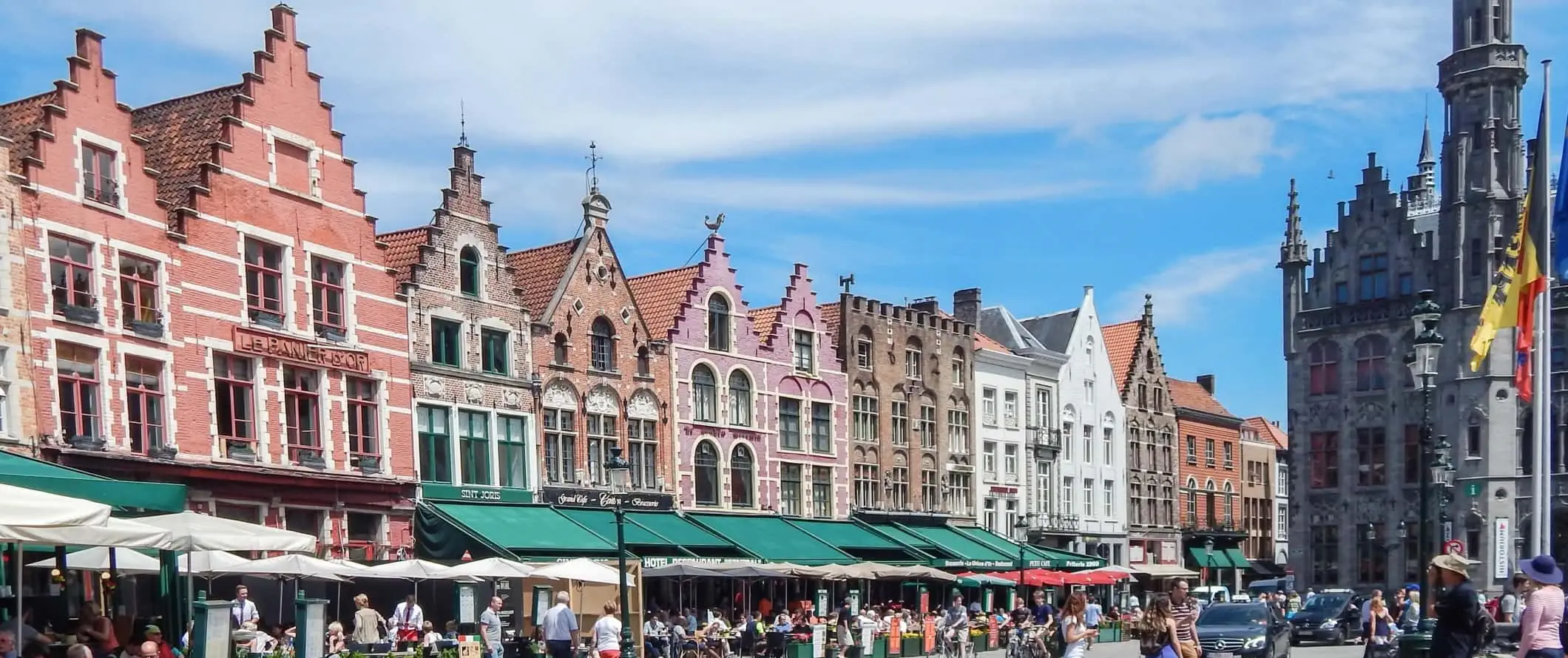 Grote Markt, alun-alun bersejarah utama dengan bangunan bata berwarna-warni di Bruges, Belgia.