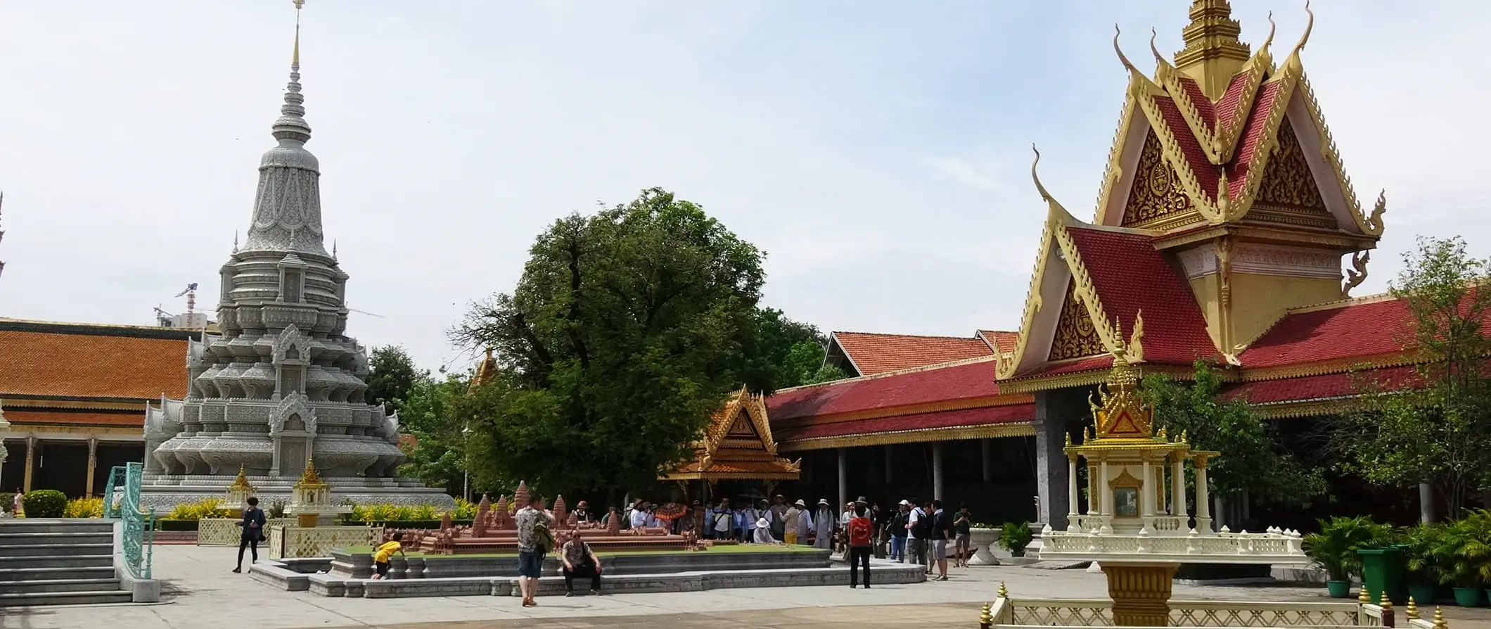 Et enormt fargerikt tempel ved tempelkomplekset Silver Pagoda i Phnom Penh, Kambodsja