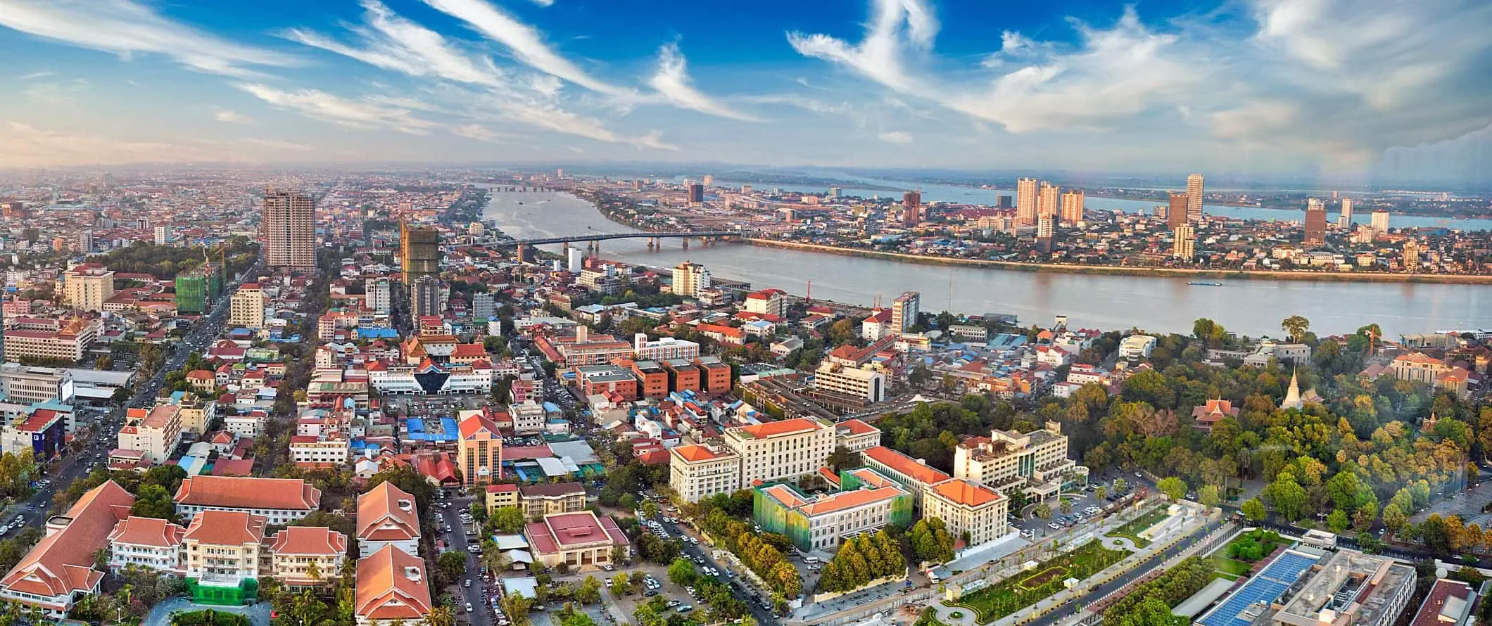 Panoraminis vaizdas į Pnompenio miestą, Kambodžą giedrą, saulėtą dieną