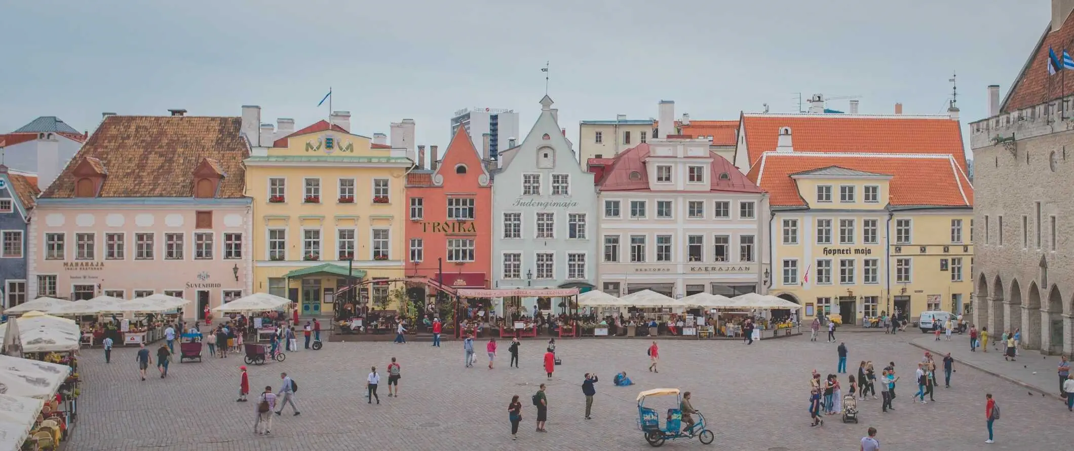 A praça central repleta de edifícios em tons pastéis no centro histórico de Tallinn, Estônia