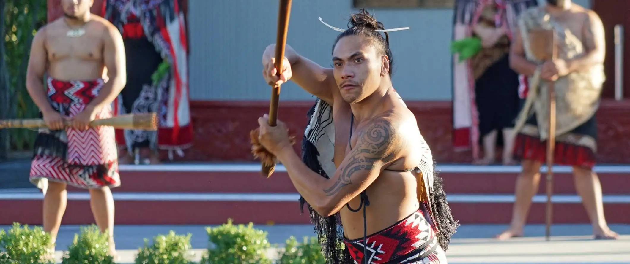 Ein Maori-Mann führt einen traditionellen Tanz in Rotorua, Neuseeland, auf.