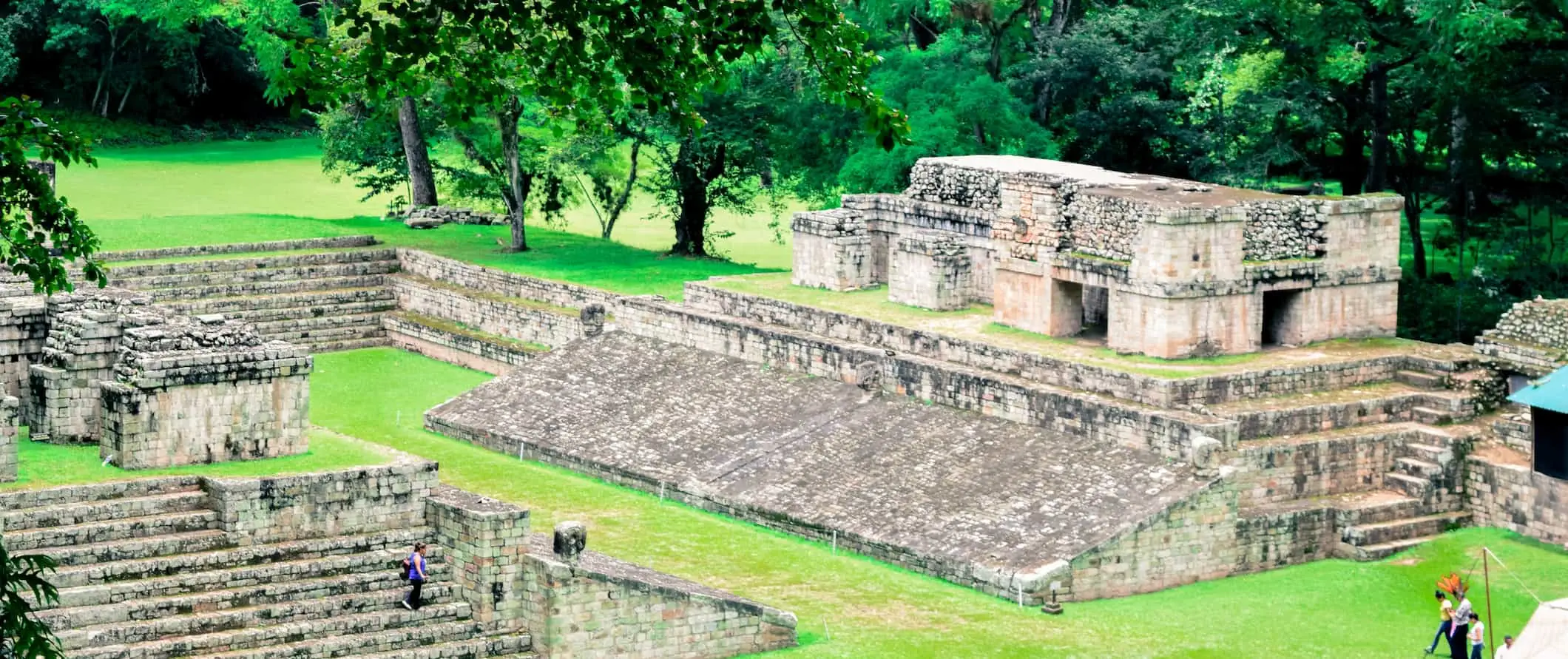 As antigas ruínas de Copan cercadas pela selva em Honduras