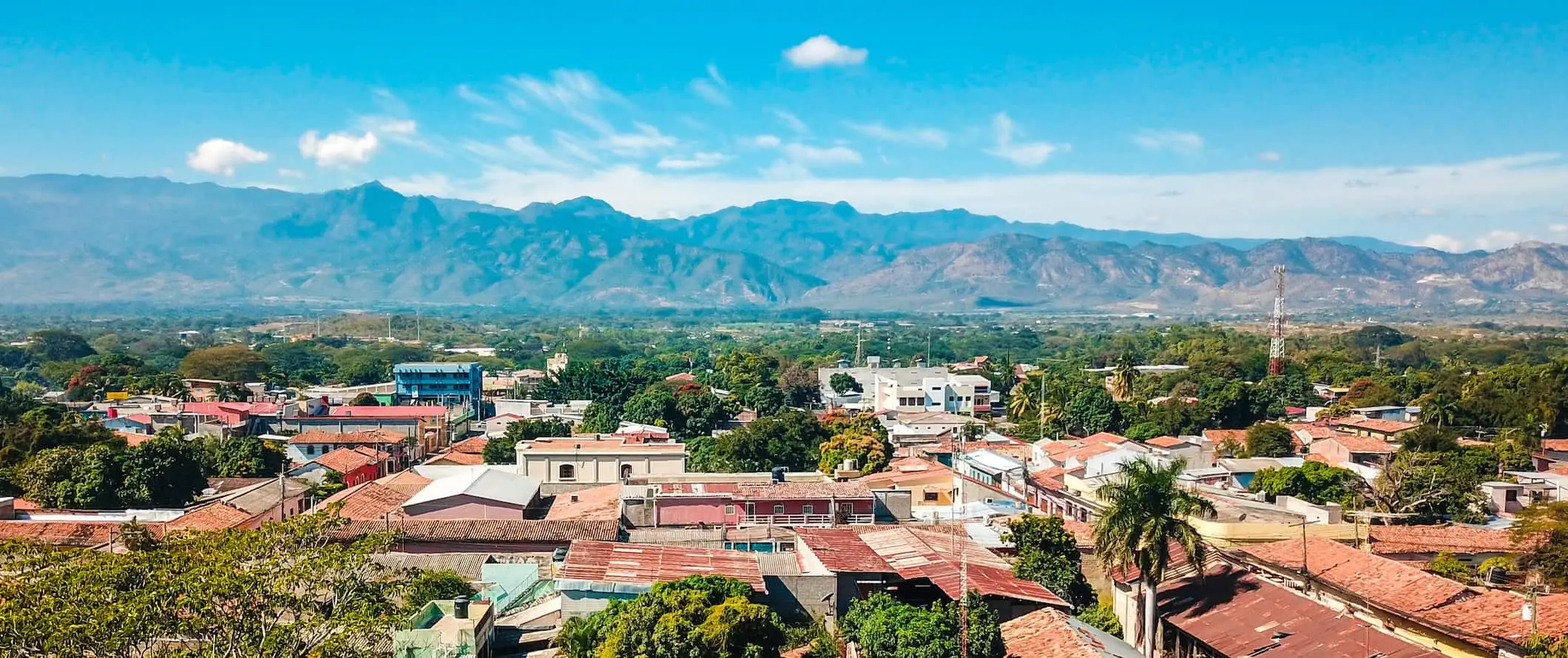 Uma cidade extensa com edifícios antigos em Honduras