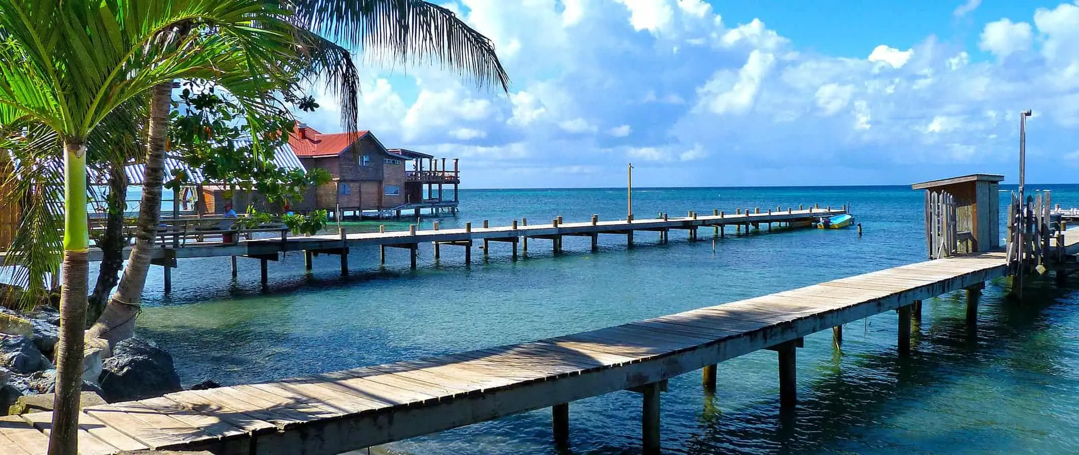 en strandudsigt i Honduras på en lys og solrig sommerdag