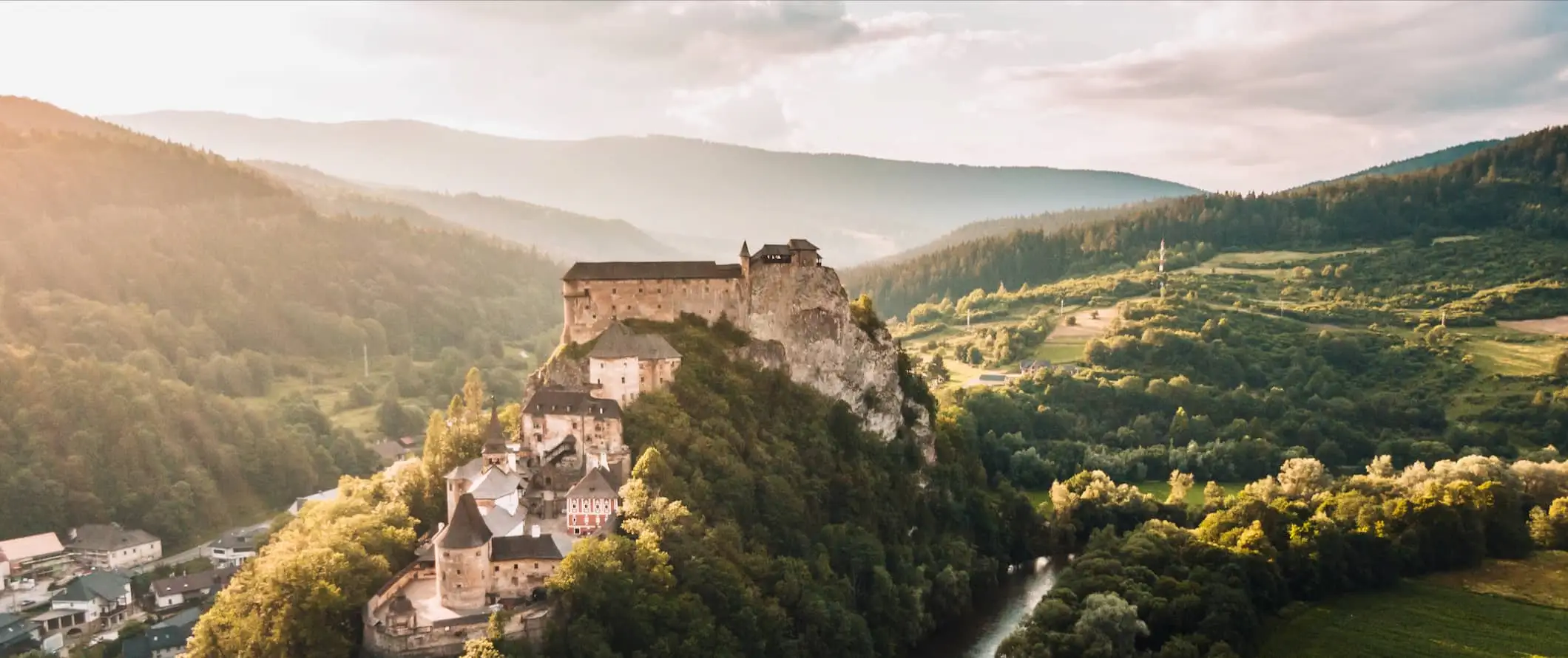 Letecký pohľad na Bratislavu, hlavné mesto Slovenska s historickými budovami a množstvom zelene