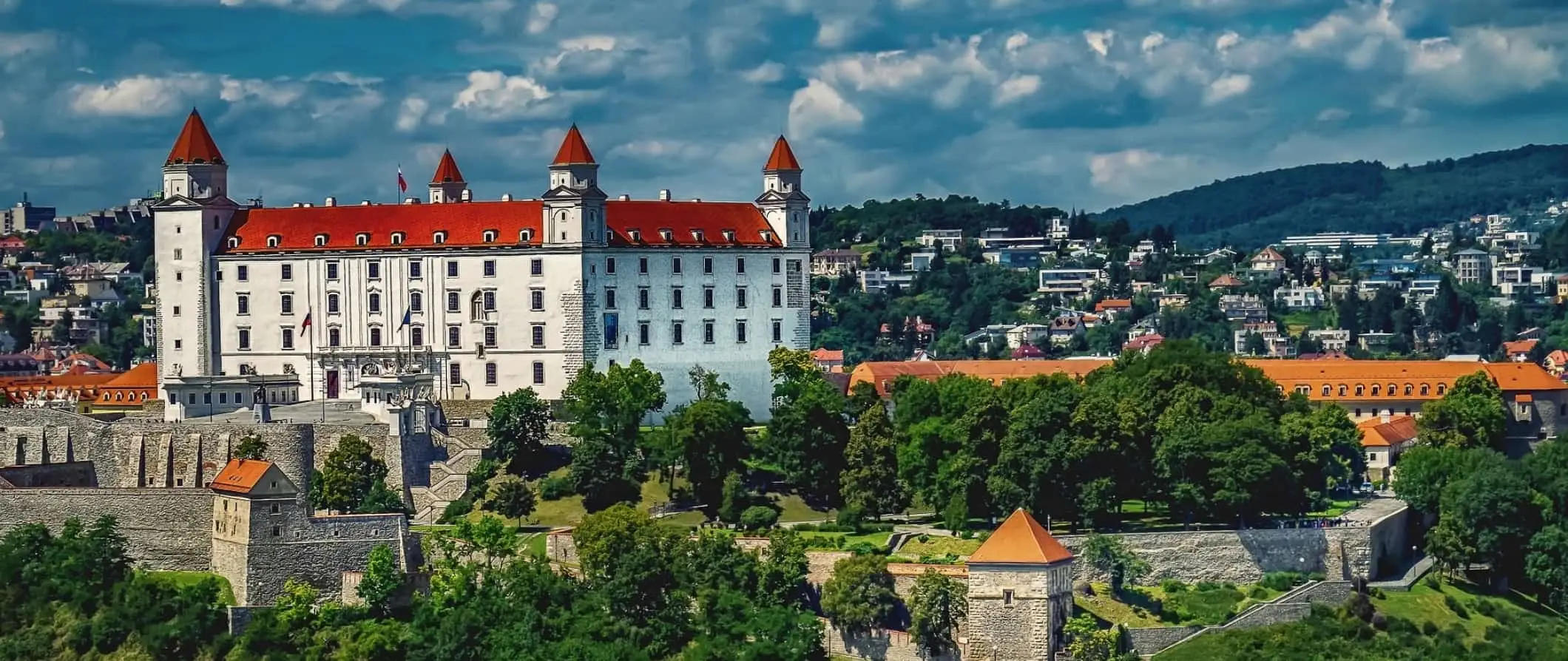 Pogled iz zraka na Bratislavo, glavno mesto Slovaške, z zgodovinskimi stavbami in veliko zelenja