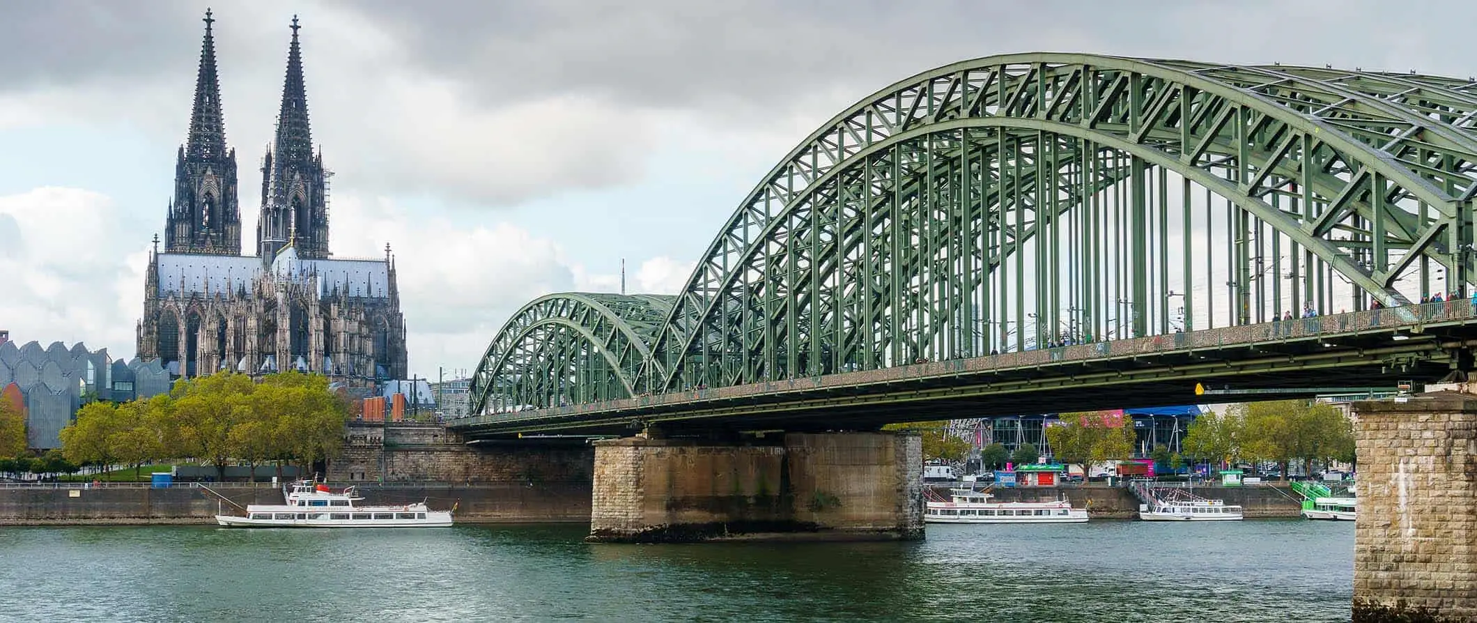 Een zicht op de iconische kathedraal en brug in het bewolkte Keulen, Duitsland