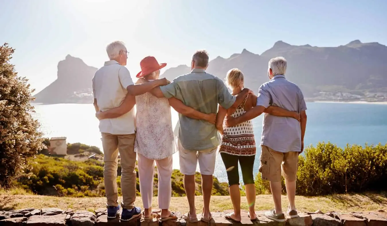 Een groep senioren reist poserend naar een warme bestemming