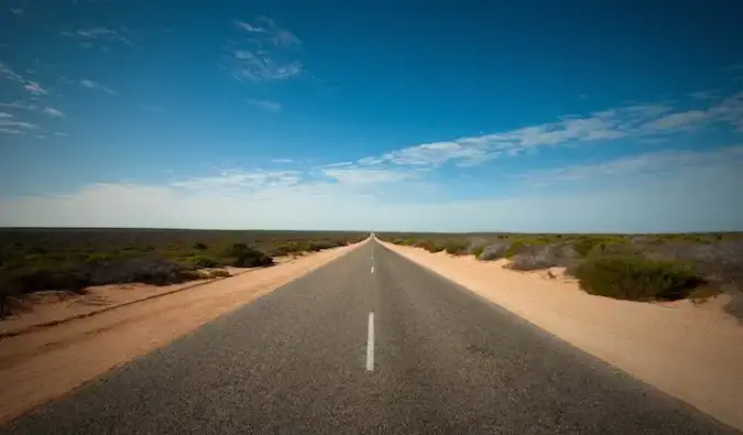 オーストラリアの砂漠地帯にある一般道路