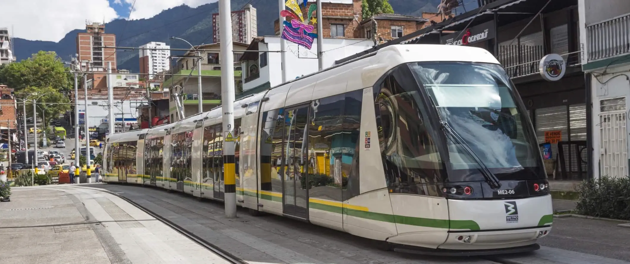 Tramvajus važiuoja gatve Medeljino mieste, Kolumbijoje