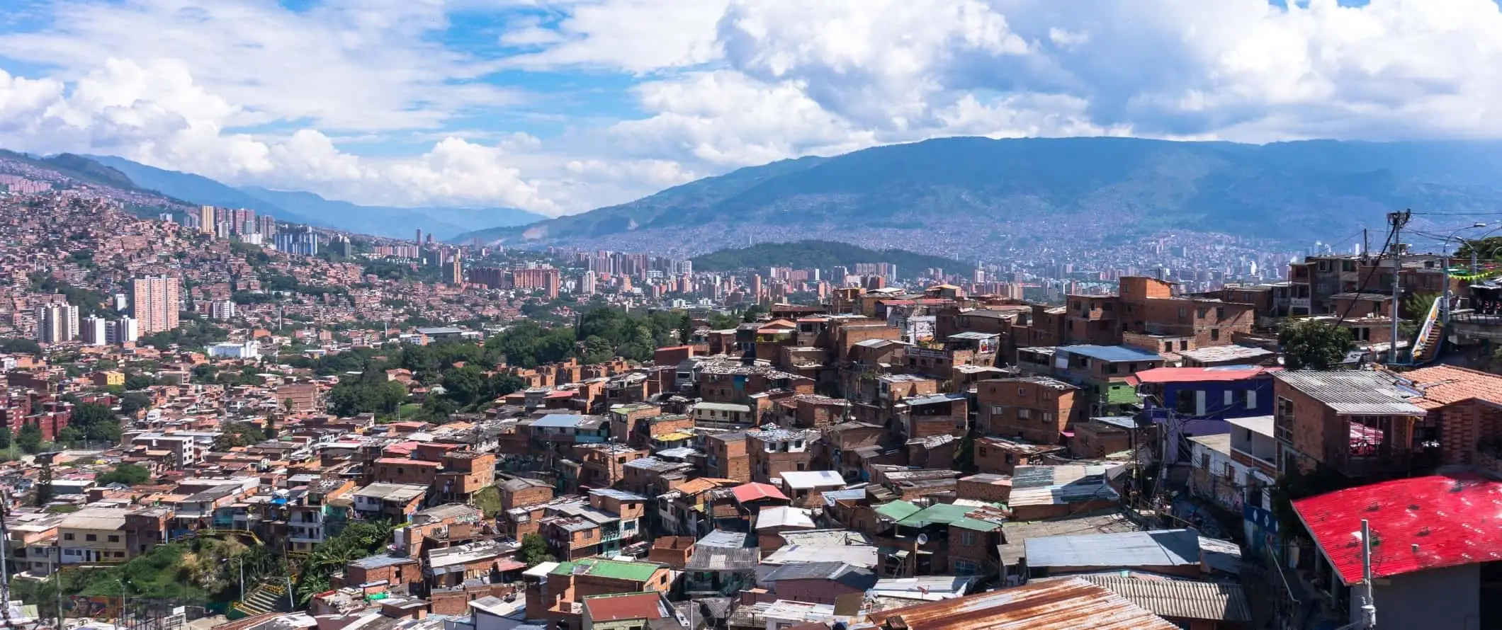 Tepelere yayılan Medellin şehrinin panoramik manzarası