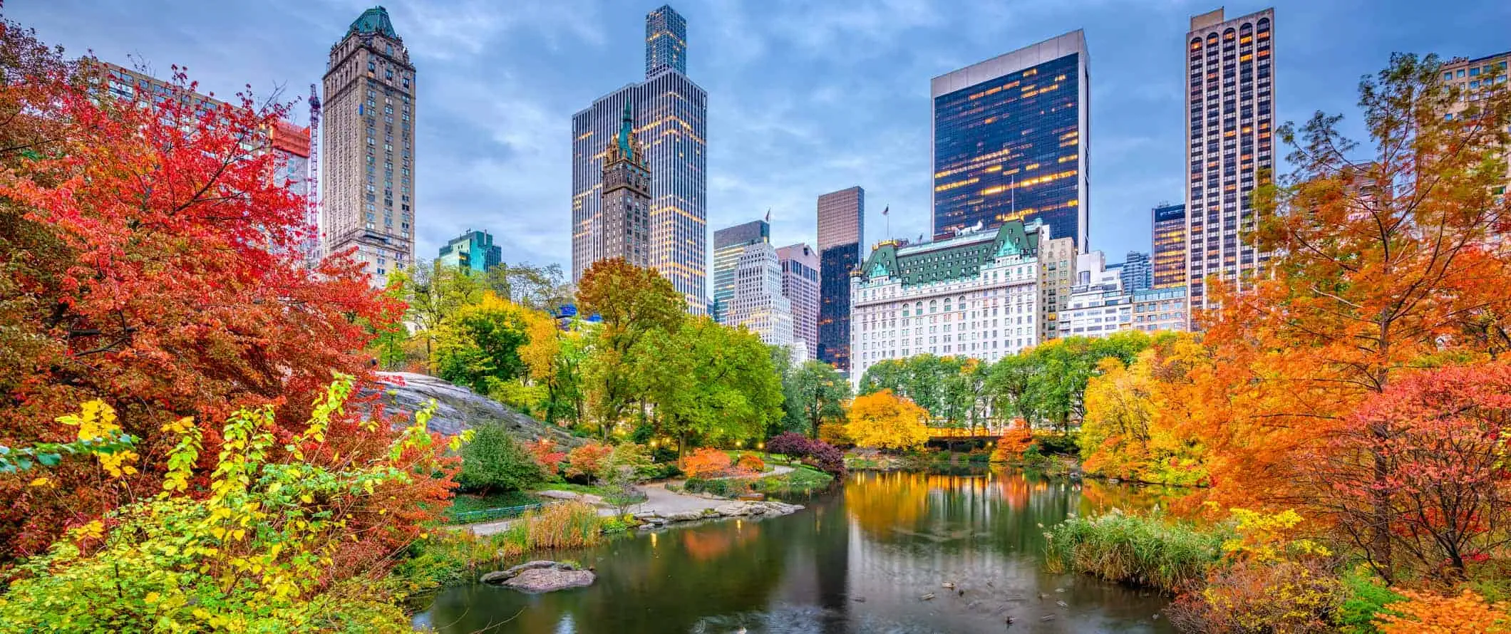 Açık bir sonbahar gününde ABD, New York City'deki Central Park'a bakış