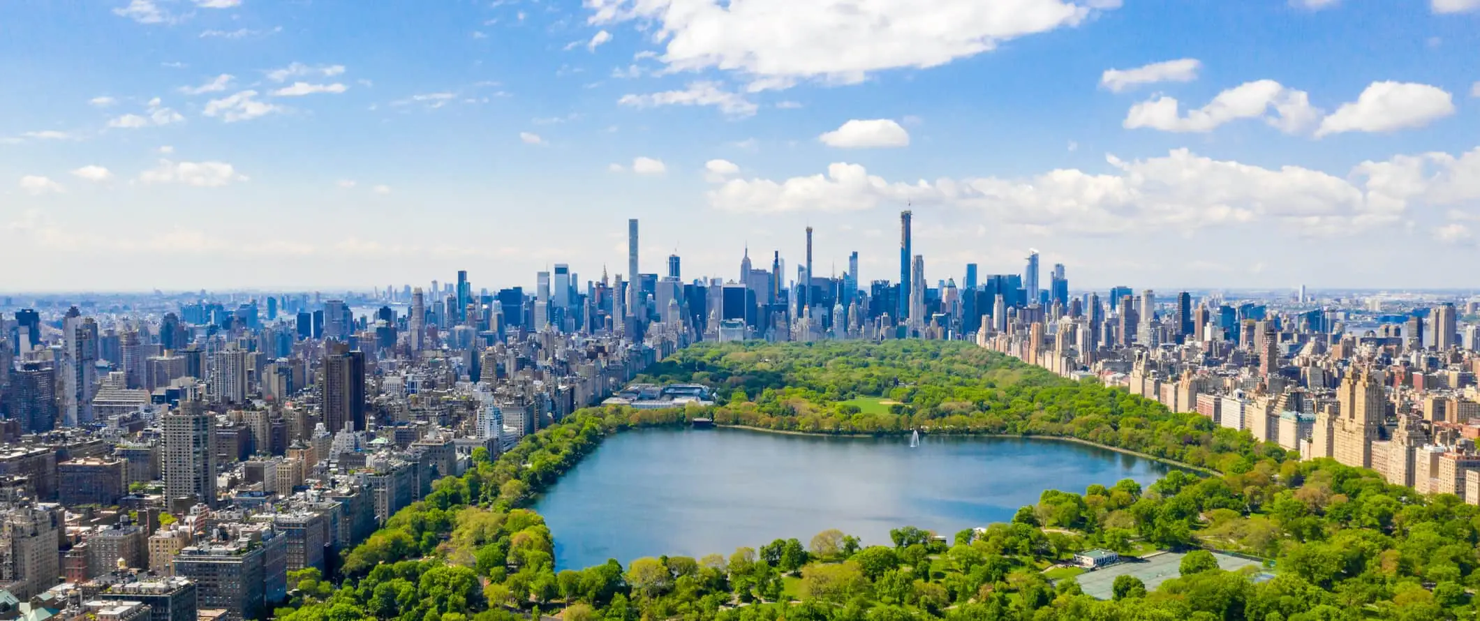 Pohled na Central Park v New York City, USA za jasného a slunečného dne