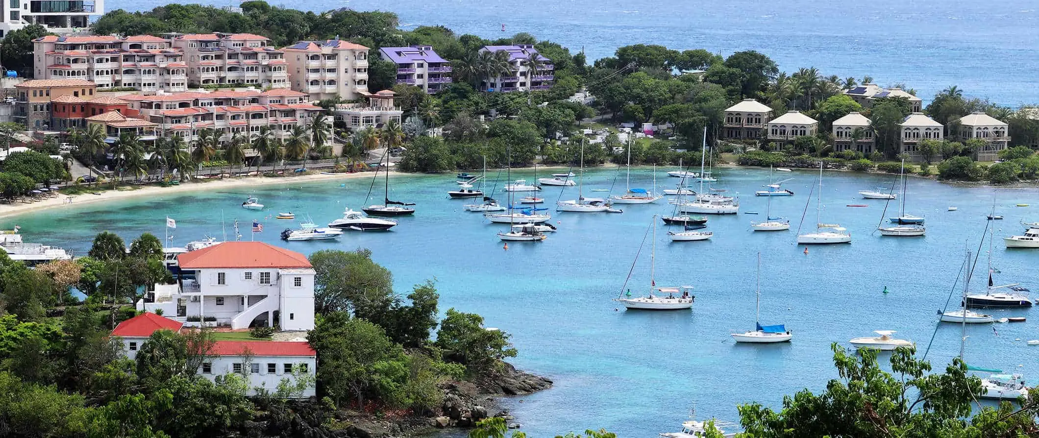 Buru laivas gleznainajā ostā Saint John krastā, USVI