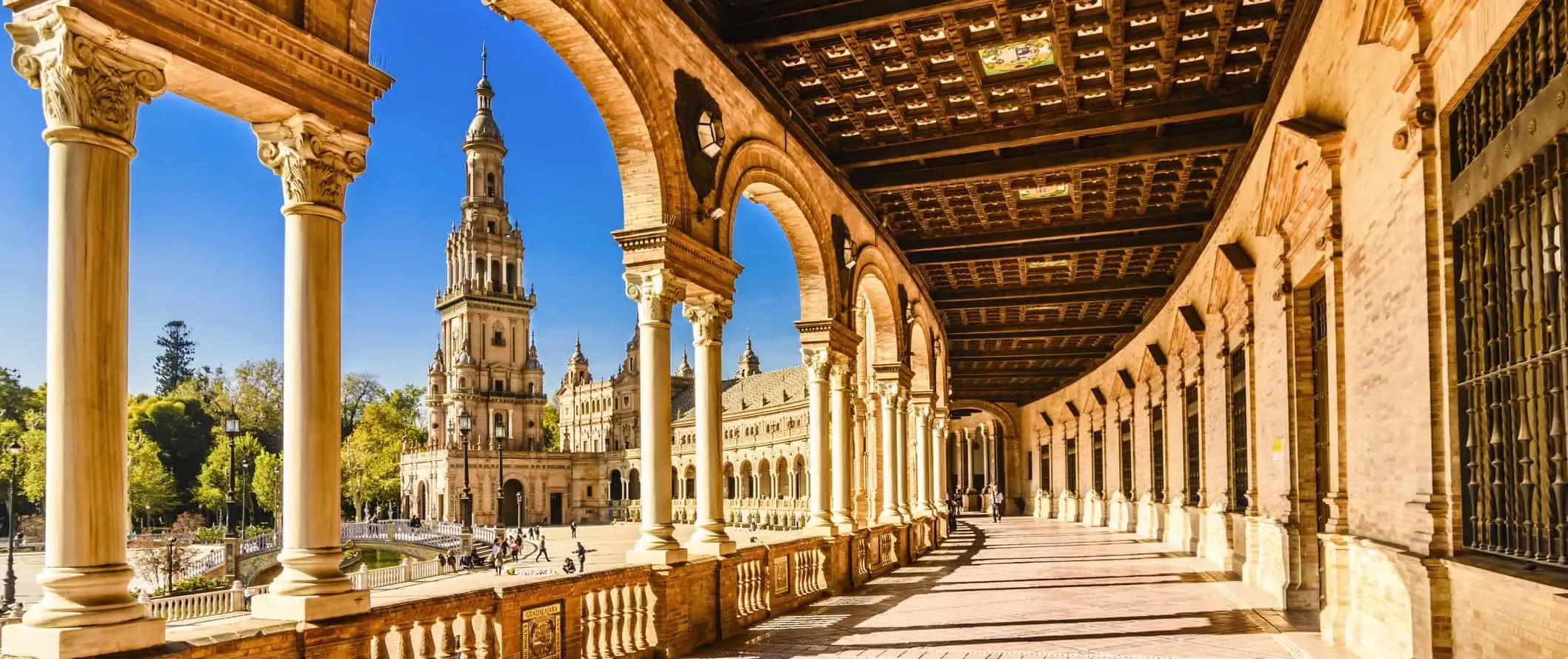 Det enorme historiske palasset i Sevilla, Spania