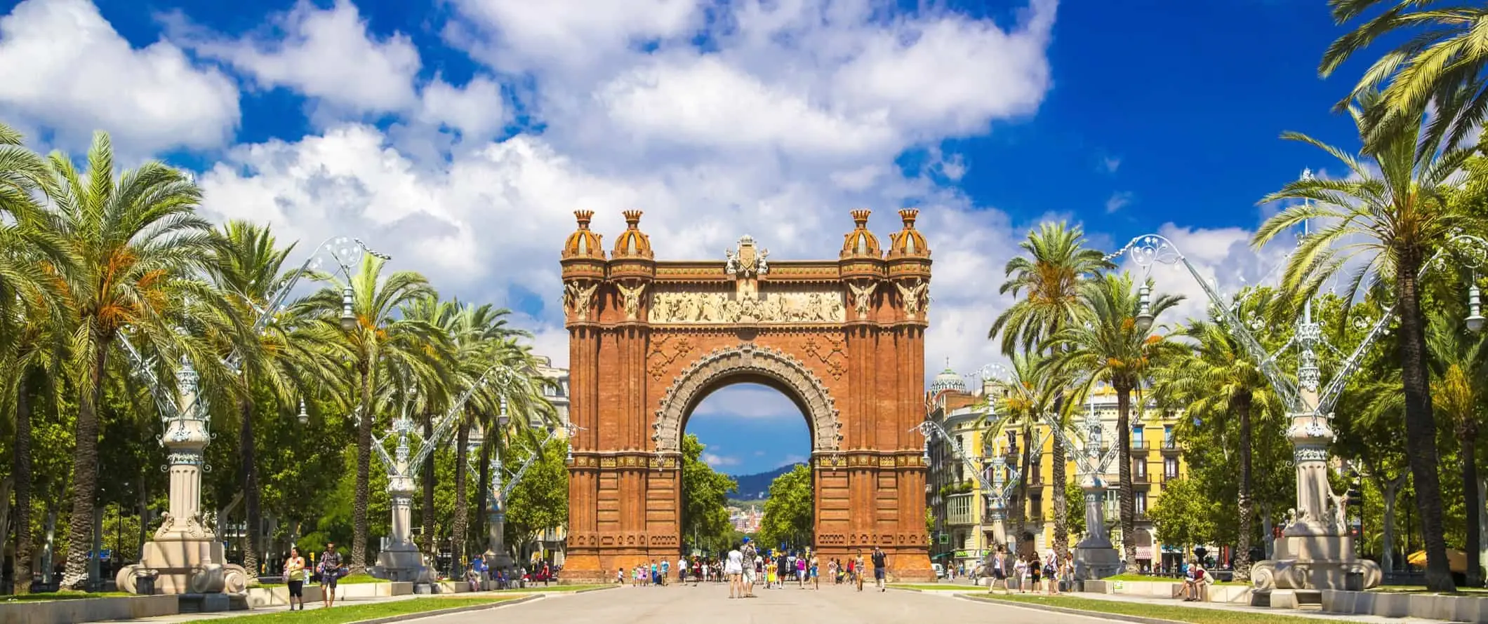 Een wijd open straat in Barcelona, ​​Spanje met een enorme boog