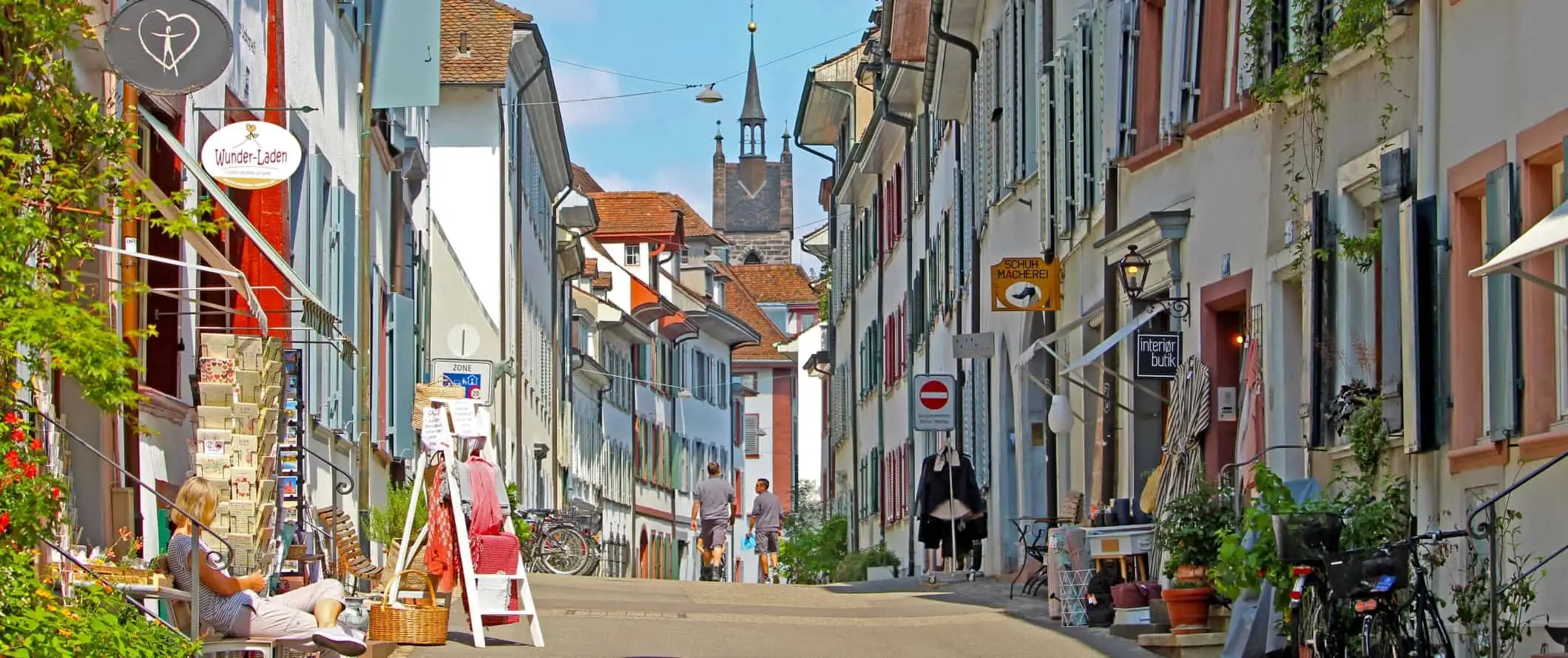 En gade foret med hvide bygninger med farvestrålende skodder i det historiske centrum af Basel, Schweiz