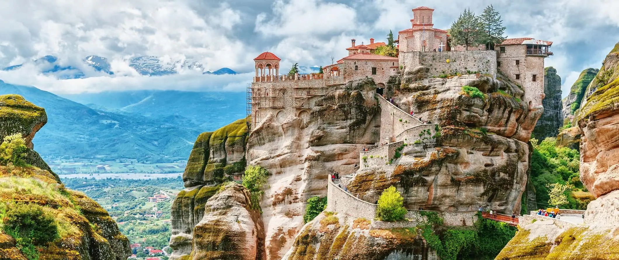 Vue des monastères à flanc de falaise à Meteroa, Grèce