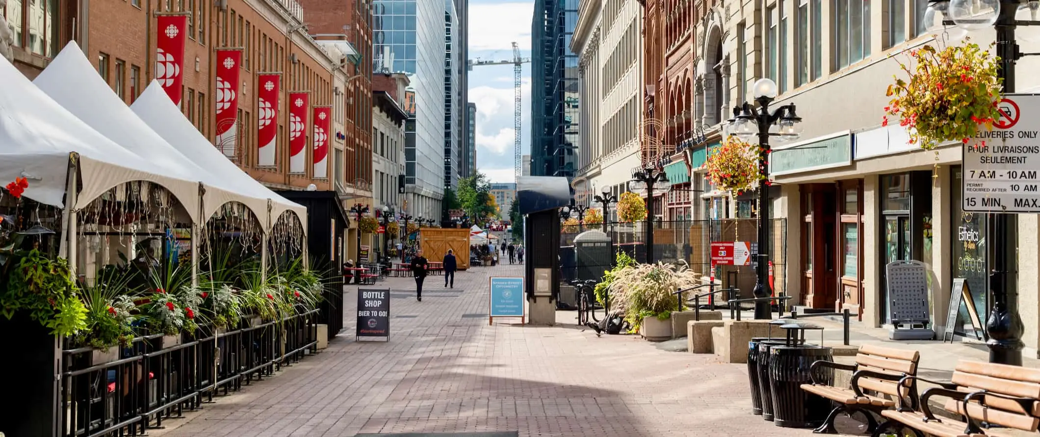 Una strada stretta fiancheggiata da negozi nella bellissima Ottawa, Canada