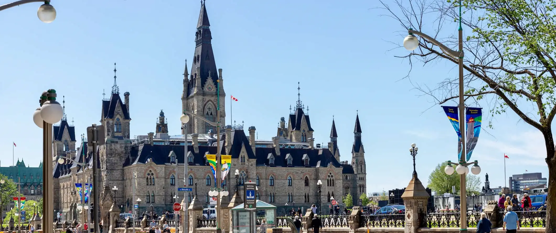 Den ikoniske Parliament Hill i solfylte Ottawa, Canada