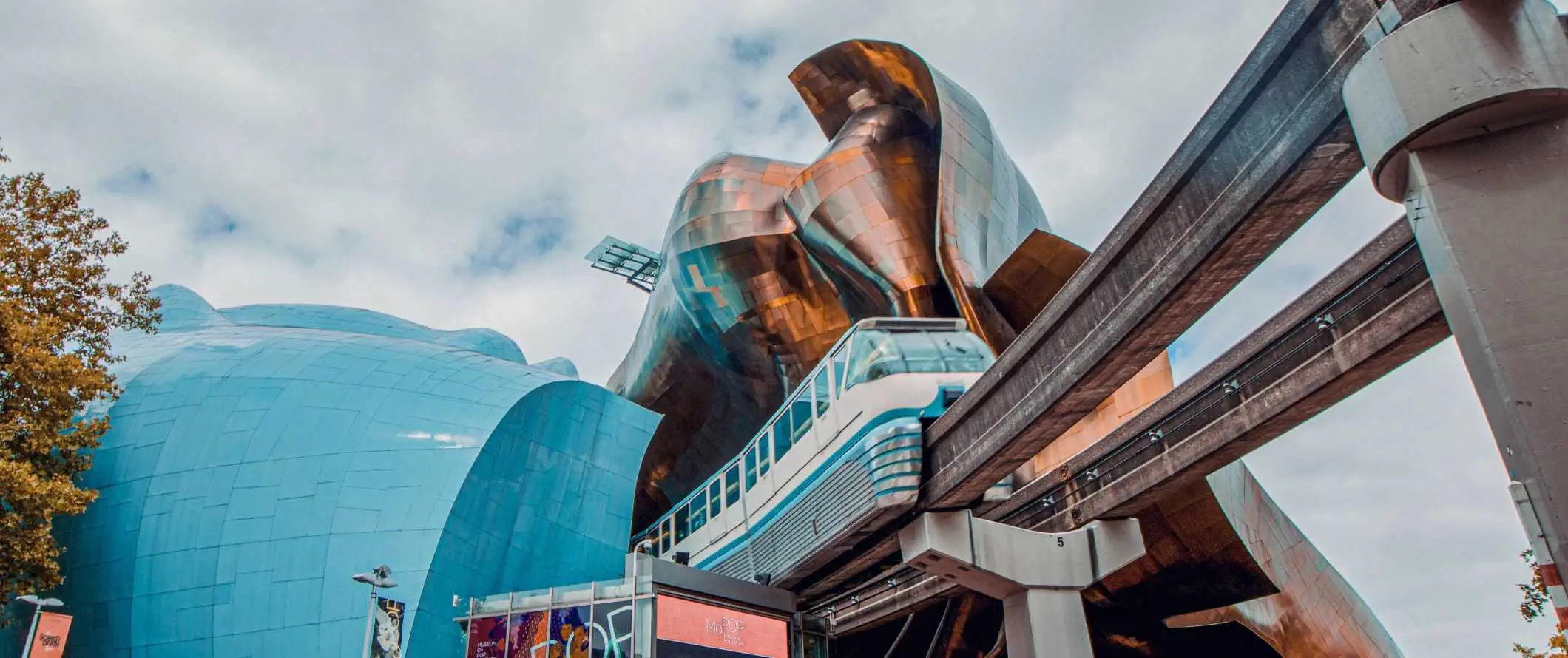 워싱턴 주 시애틀에 있는 프랭크 게리(Frank Gehry)가 디자인한 대중 문화 박물관(Museum of Pop Culture) 앞을 지나가는 모노레일.