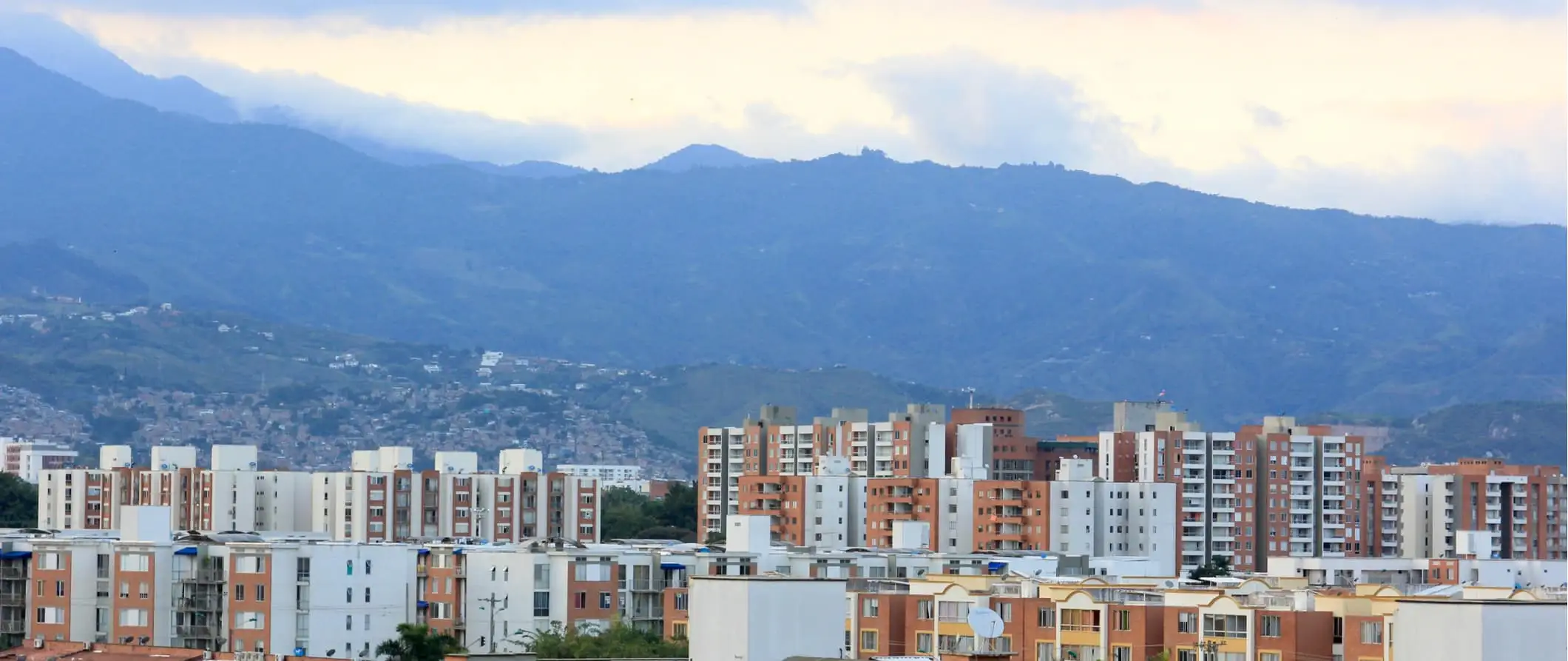 O horizonte de Cali, Colômbia, com montanhas imponentes ao longe