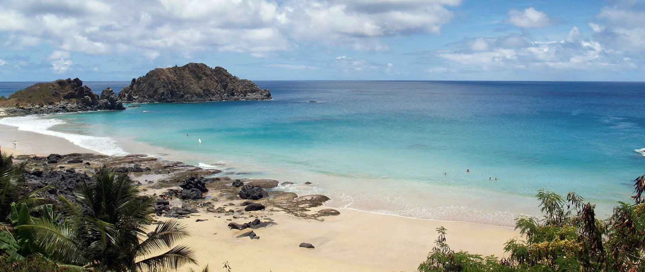 Een pittoresk, ontspannend strand op een zonnige dag in Fernando de Noronha, Brazilië